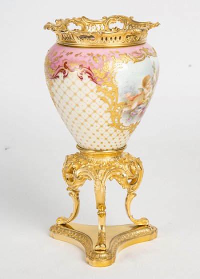 Un vase en porcelaine de Sévres, fin XIXème siècle 