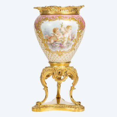 Un vase en porcelaine de Sévres, fin XIXème siècle 