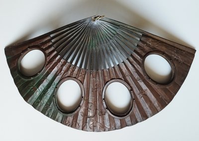 Antica cornice l'eventaille in bronzo giapponese del XIX secolo