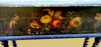 Jardinière XIX aus bemaltem Holz, Dekor mit Blumen und exotischen Vögeln