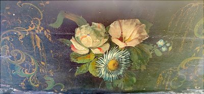 Jardinière XIX aus bemaltem Holz, Dekor mit Blumen und exotischen Vögeln