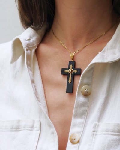 Kreuzanhänger Onyx und Perlen aus 18k Gold, altes Souvenirkreuz, Second Empire, Napoleon III.