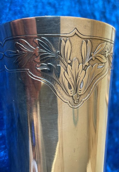 Floral frieze tumbler.