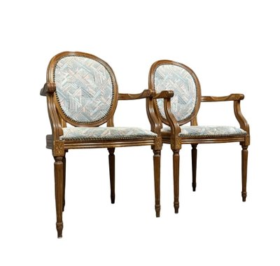 Paire de fauteuils louis XVI a dossiers médaillons 