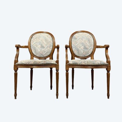 Paire de fauteuils louis XVI a dossiers médaillons 