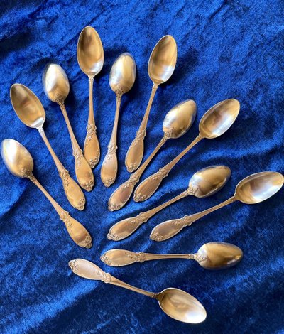 12 art nouveau teaspoons.