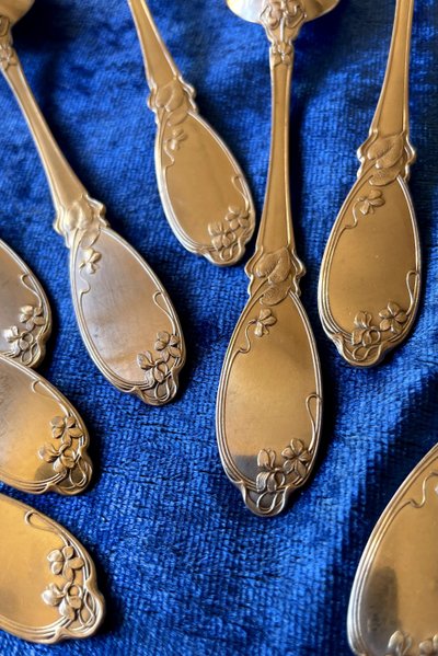 12 art nouveau teaspoons.