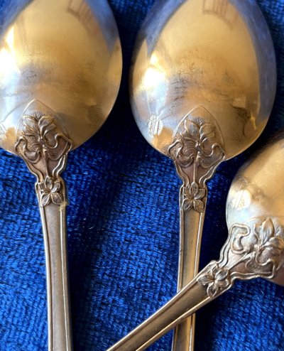 12 art nouveau teaspoons.