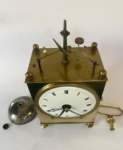 CAPUCINE-UHR MIT SCHLAGWERK UND WECKER, UM 1800