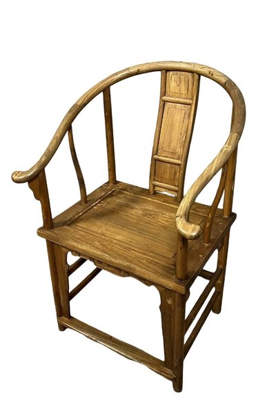 Chine XXeme : Fauteuil à dossier en fer à cheval en bois naturel de style Ming 