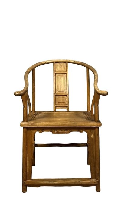 Chine XXeme : Fauteuil à dossier en fer à cheval en bois naturel de style Ming 
