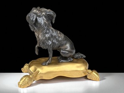 D'APRES JACQUES CAFFIÉRI 1678-1755 /CHIEN EN BRONZE PATINÉ SUR SOCLE EN  BRONZE DORÉ
