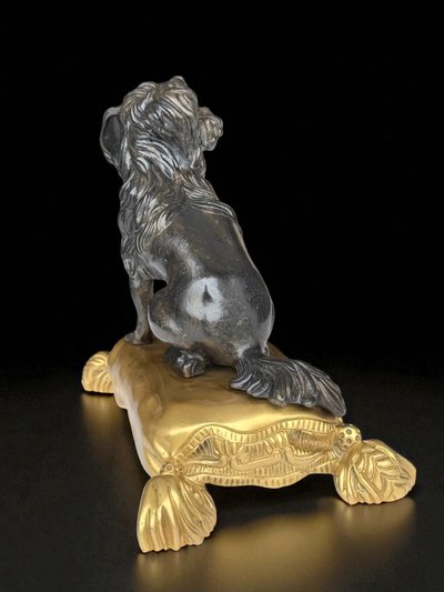 D'APRES JACQUES CAFFIÉRI 1678-1755 /CHIEN EN BRONZE PATINÉ SUR SOCLE EN  BRONZE DORÉ