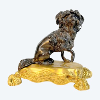 D'APRES JACQUES CAFFIÉRI 1678-1755 /CHIEN EN BRONZE PATINÉ SUR SOCLE EN  BRONZE DORÉ
