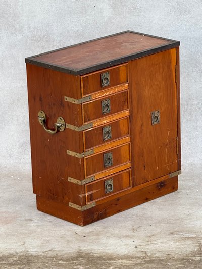 Doll cabinet