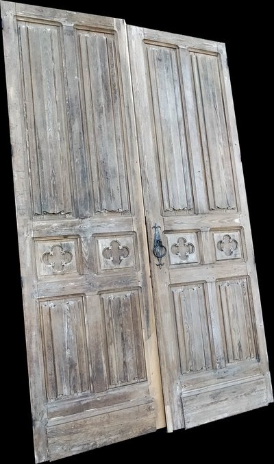 Antica porta a due battenti del XIX secolo gotica con pieghe a tovagliolo in legno