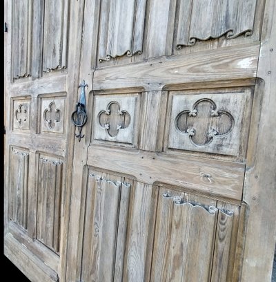 Antica porta a due battenti del XIX secolo gotica con pieghe a tovagliolo in legno