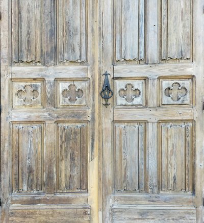 Antica porta a due battenti del XIX secolo gotica con pieghe a tovagliolo in legno