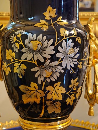 Ciotola in fine terracotta blu con decorazione floreale Montata in bronzo dorato Sarreguemines XIX secolo