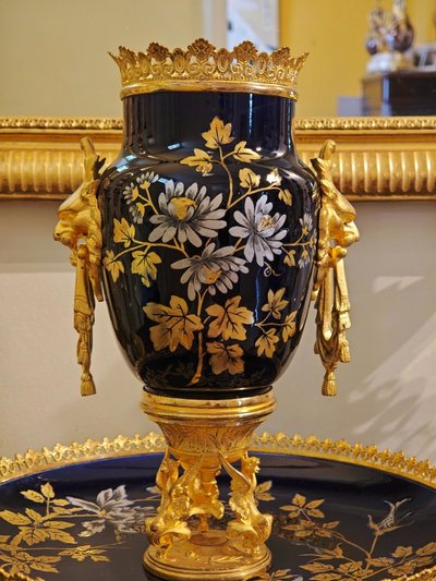 Ciotola in fine terracotta blu con decorazione floreale Montata in bronzo dorato Sarreguemines XIX secolo