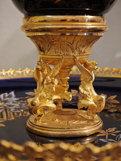 Ciotola in fine terracotta blu con decorazione floreale Montata in bronzo dorato Sarreguemines XIX secolo
