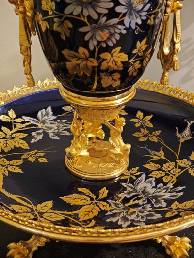 Ciotola in fine terracotta blu con decorazione floreale Montata in bronzo dorato Sarreguemines XIX secolo
