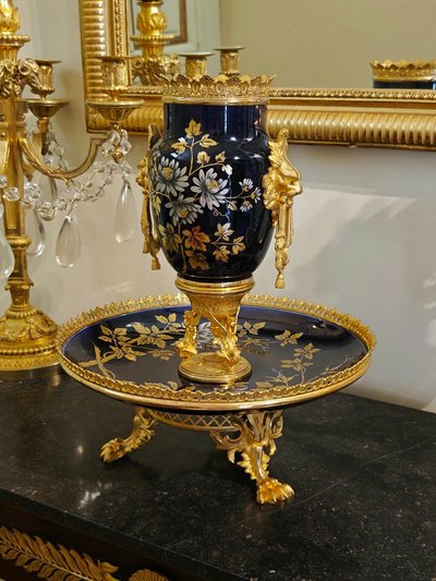 Ciotola in fine terracotta blu con decorazione floreale Montata in bronzo dorato Sarreguemines XIX secolo