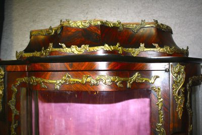 Vetrina intarsiata in stile Luigi XV con ornamenti in bronzo