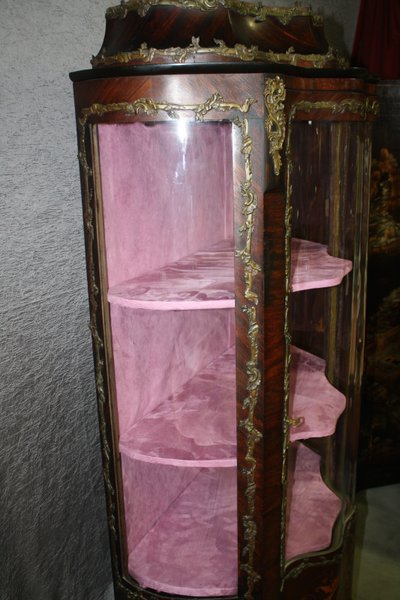 Vetrina intarsiata in stile Luigi XV con ornamenti in bronzo