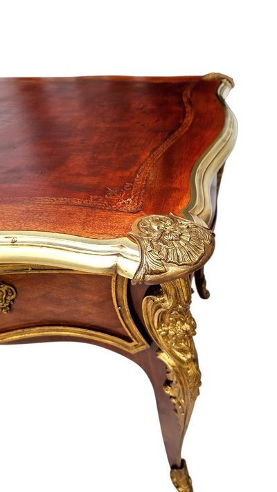 Scrivania in stile Luigi XV in intarsio e ormolatura