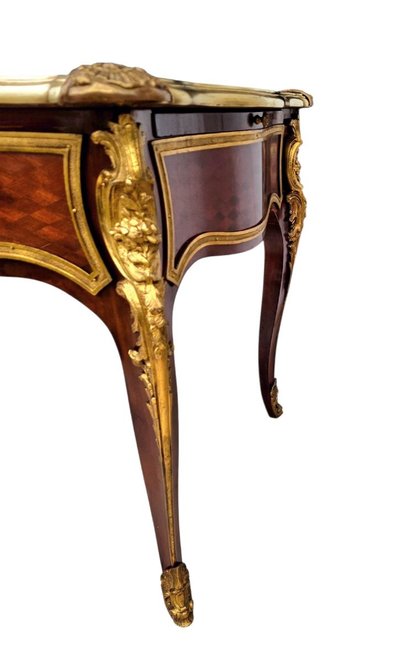Scrivania in stile Luigi XV in intarsio e ormolatura