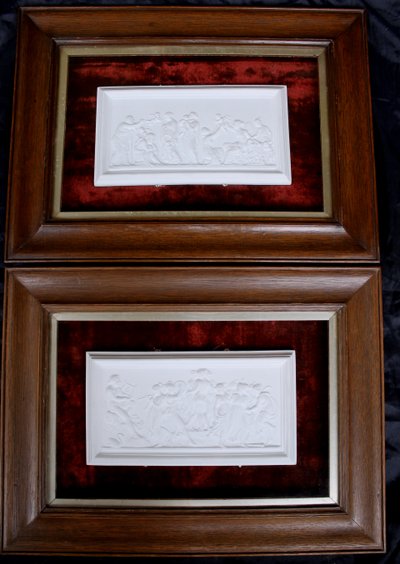 Paire de gypseries bas reliefs avec décor à l'Antique époque fin 19ème encadrées 