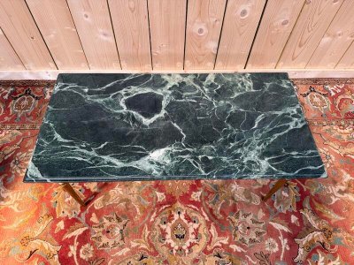 Table basse de style Louis XVI en laiton et marbre vert de mer 