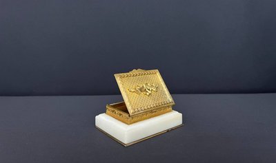 Scatola per francobolli in bronzo dorato su base di marmo, Francia, XIX secolo
