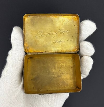 Scatolina giapponese in bronzo con decorazione a intarsio, periodo Meiji (1868-1912)