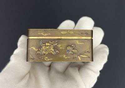 Scatolina giapponese in bronzo con decorazione a intarsio, periodo Meiji (1868-1912)