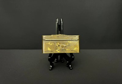 Scatolina giapponese in bronzo con decorazione a intarsio, periodo Meiji (1868-1912)