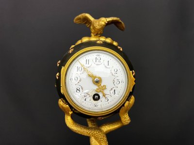Kugelförmige Pendeluhr aus vergoldeter Bronze im späten Empire-Stil, Epoche Napoleon III.