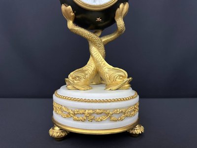 Kugelförmige Pendeluhr aus vergoldeter Bronze im späten Empire-Stil, Epoche Napoleon III.