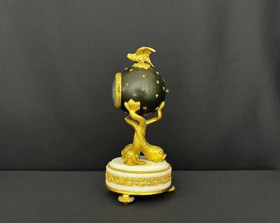 Kugelförmige Pendeluhr aus vergoldeter Bronze im späten Empire-Stil, Epoche Napoleon III.