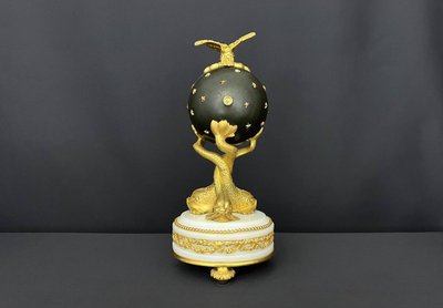 Kugelförmige Pendeluhr aus vergoldeter Bronze im späten Empire-Stil, Epoche Napoleon III.