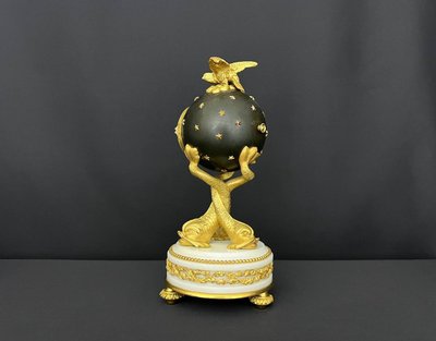 Kugelförmige Pendeluhr aus vergoldeter Bronze im späten Empire-Stil, Epoche Napoleon III.
