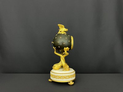 Kugelförmige Pendeluhr aus vergoldeter Bronze im späten Empire-Stil, Epoche Napoleon III.