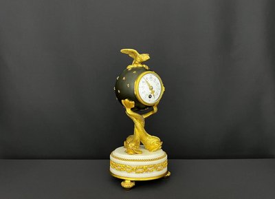 Kugelförmige Pendeluhr aus vergoldeter Bronze im späten Empire-Stil, Epoche Napoleon III.