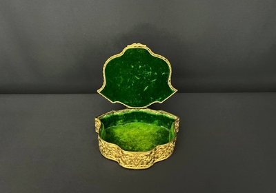 Boîte à bijoux en bronze doré, miniature émaillée signée, XIXe siècle