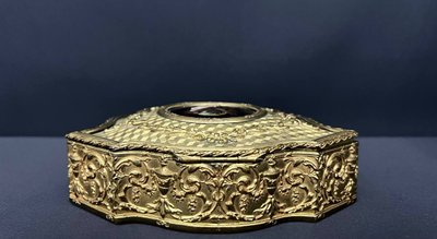 Boîte à bijoux en bronze doré, miniature émaillée signée, XIXe siècle