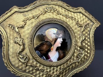 Boîte à bijoux en bronze doré, miniature émaillée signée, XIXe siècle