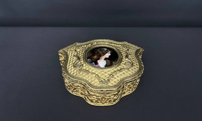 Boîte à bijoux en bronze doré, miniature émaillée signée, XIXe siècle