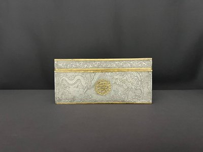 Boîte ancienne chinoise en étain et laiton doré – Dragons & symboles de longévité 