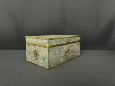 Boîte ancienne chinoise en étain et laiton doré – Dragons & symboles de longévité 